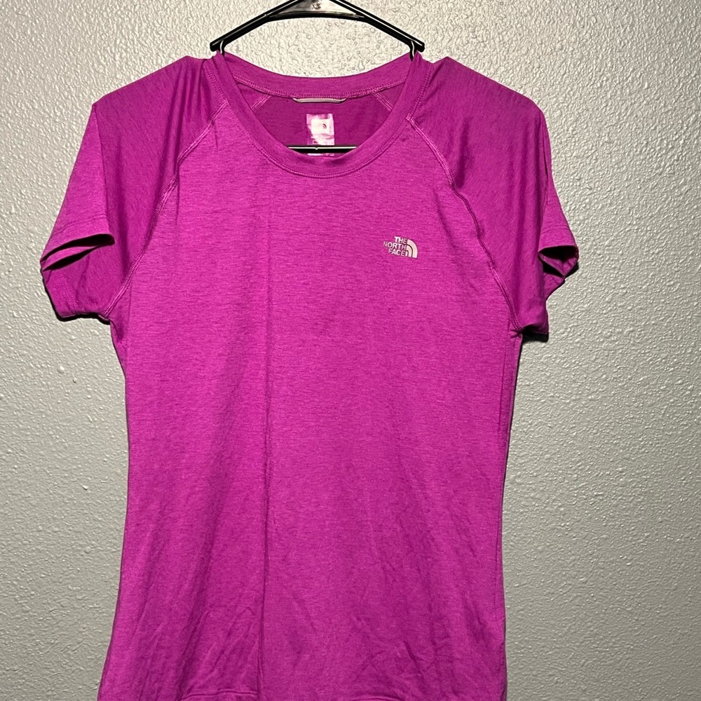 he North Face Women's Magenta Tee Lightweight Hiking Athleisure Top
